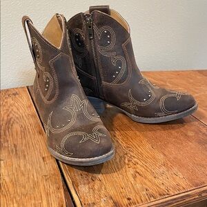 Sterling River Women’s Brown Embroidered Stud Ankle Cowboy Boots – Size 7